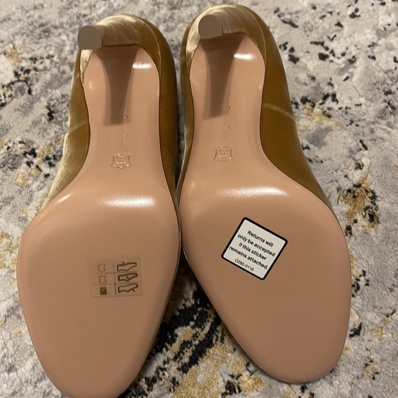Brand new gianvito Rossi velvet gold heels - Picture 4 of 4